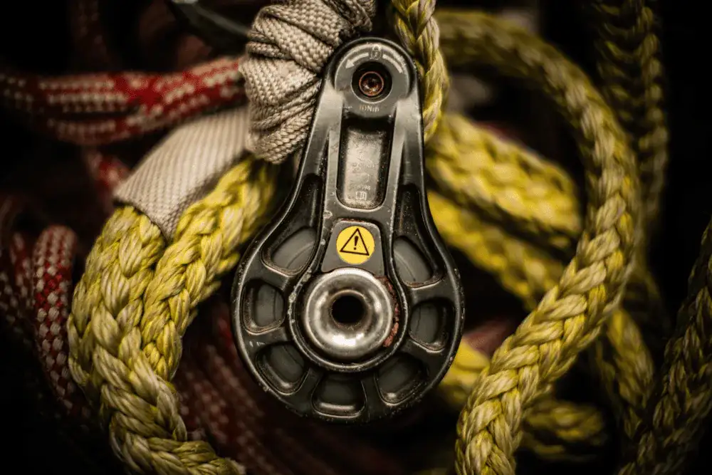 Seilrolle und Kletterseil aus der Ausrüstung